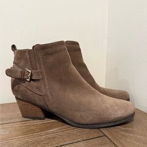 Blondo Boots Womens Sz 9.5 M Idra Chelsea Ankle Booties Brown Waterproof Heels